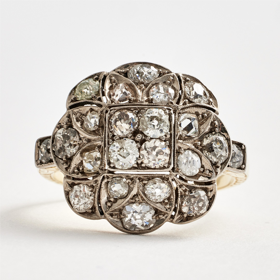 RING, guld/silver, 1800-talets slut, dekor av diamanter med gammal- resp. antikslipning, total ca 1,00 ct, dekor av fyrpassformation.