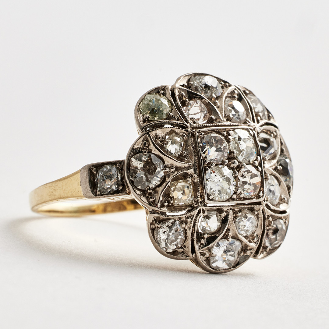 RING, guld/silver, 1800-talets slut, dekor av diamanter med gammal- resp. antikslipning, total ca 1,00 ct, dekor av fyrpassformation.
