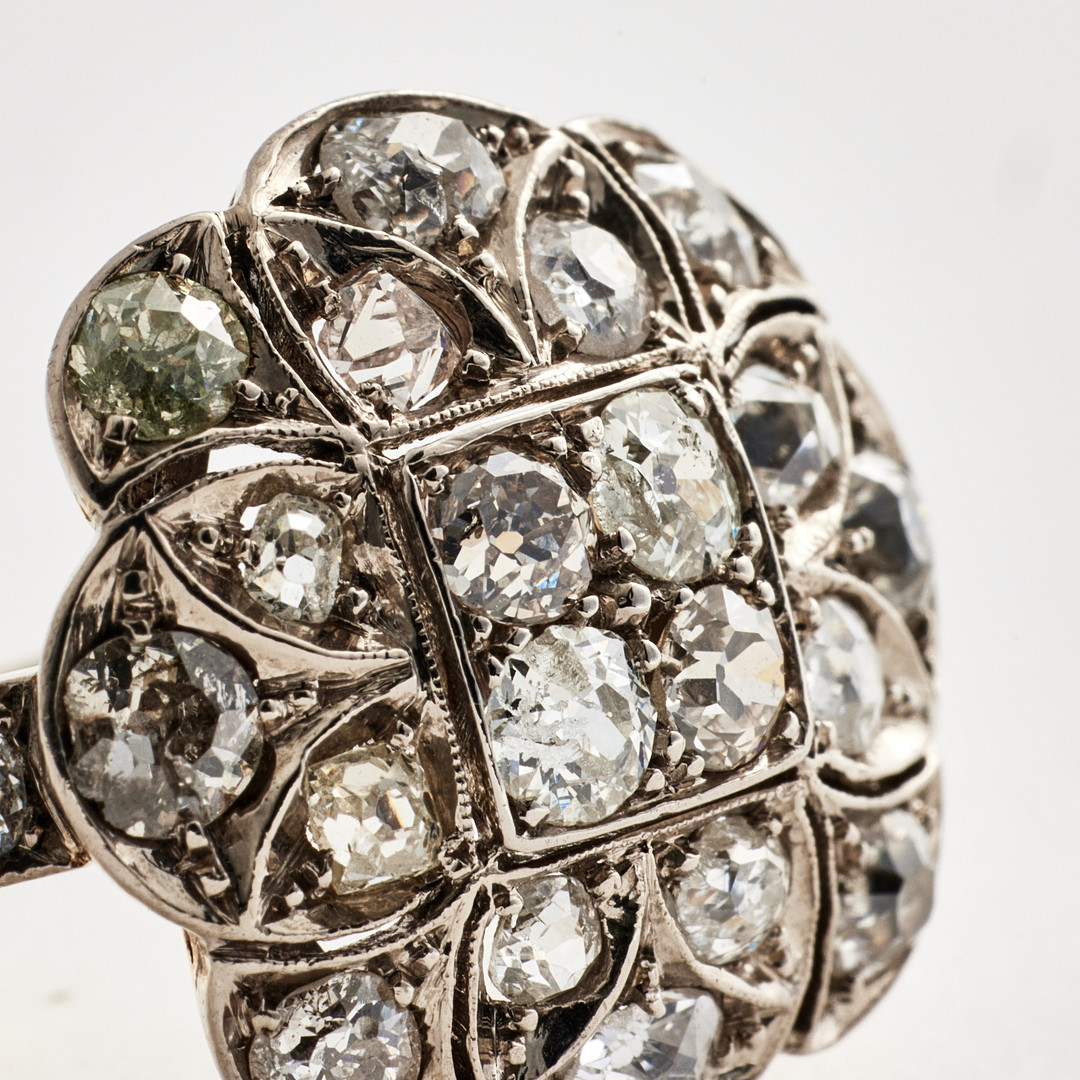 RING, guld/silver, 1800-talets slut, dekor av diamanter med gammal- resp. antikslipning, total ca 1,00 ct, dekor av fyrpassformation.