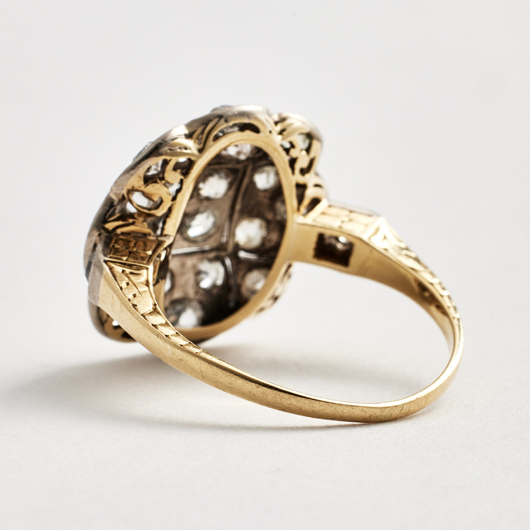RING, guld/silver, 1800-talets slut, dekor av diamanter med gammal- resp. antikslipning, total ca 1,00 ct, dekor av fyrpassformation.