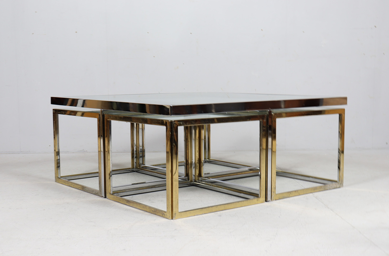 MAISON CHARLES. Coffee Table/ Tisch mit vier Satztischen, Hollywood Regency, 1970er Jahre.