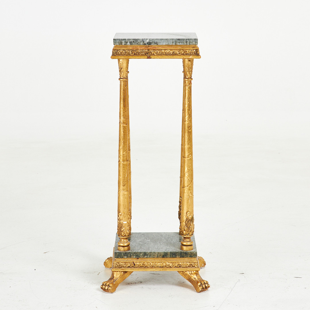 PIEDESTAL, 1900-talets mitt, skivor i marmor, förgylld stomme, med lejontassar.
