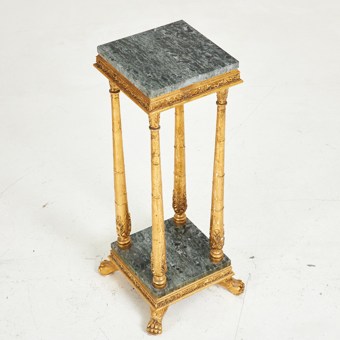 PIEDESTAL, 1900-talets mitt, skivor i marmor, förgylld stomme, med lejontassar.