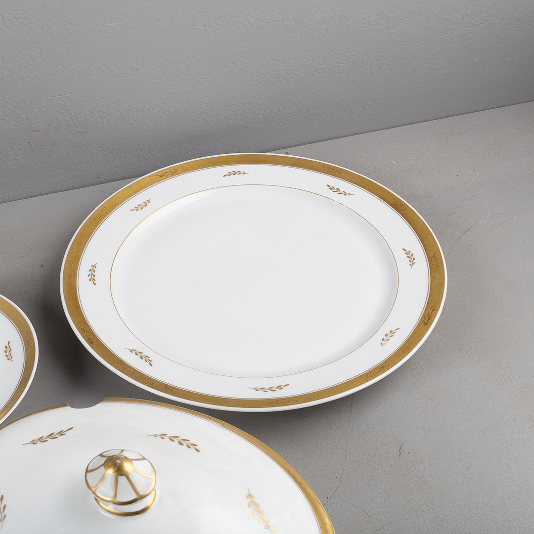 SERVIS, 79 delar, Royal Copenhagen, porslin med guldkant, 1:a och II:a sortering.