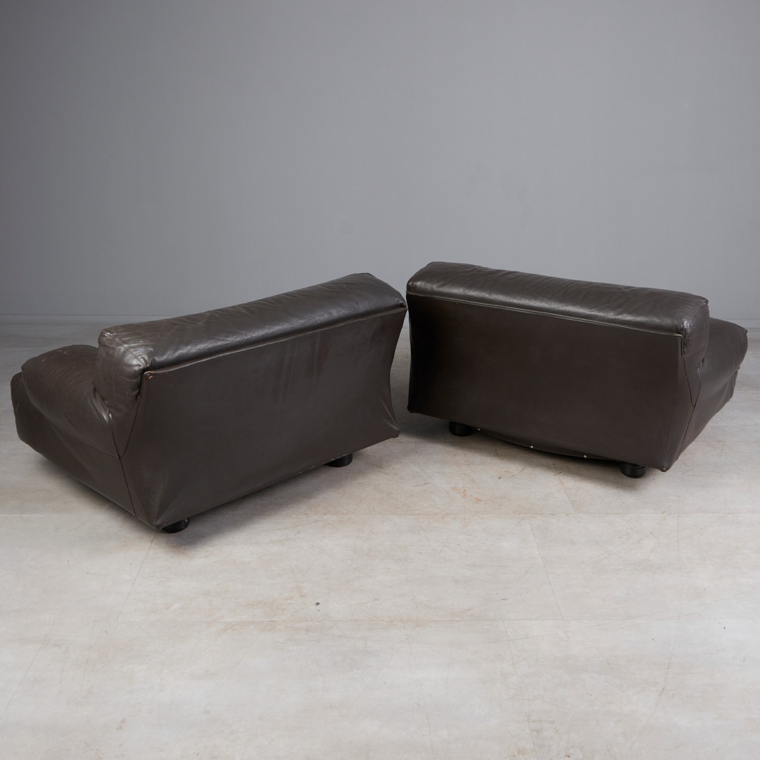 VICO MAGISTRETTI. für Cassina, zwei Lounge Chairs / Sessel, Modell 'Fiandra', Leder, 1970er Jahre, Italien (2).