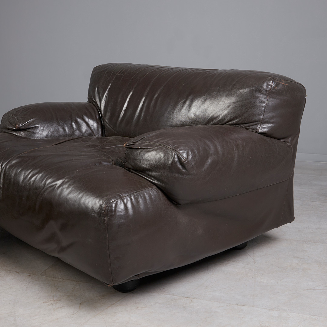 VICO MAGISTRETTI. für Cassina, zwei Lounge Chairs / Sessel, Modell 'Fiandra', Leder, 1970er Jahre, Italien (2).
