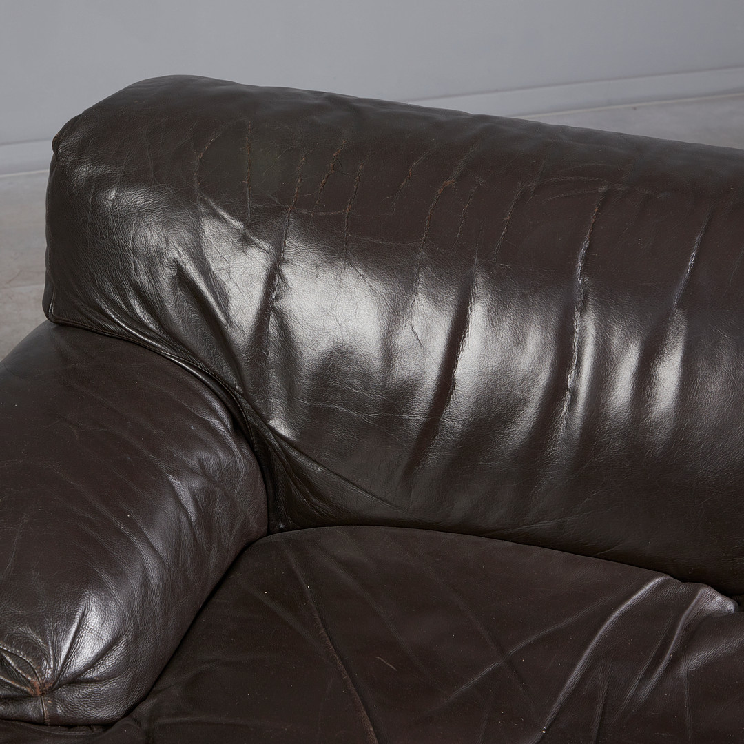 VICO MAGISTRETTI. für Cassina, zwei Lounge Chairs / Sessel, Modell 'Fiandra', Leder, 1970er Jahre, Italien (2).