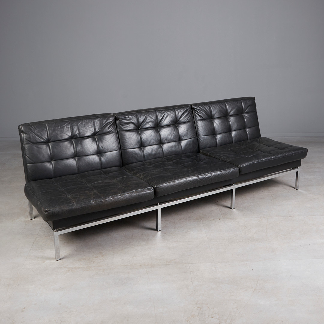 FLORENCE KNOLL. Im Stil von. Dreisitzer-Sofa / Couch, Stahl, verchromt, Leder, 1960er Jahre.