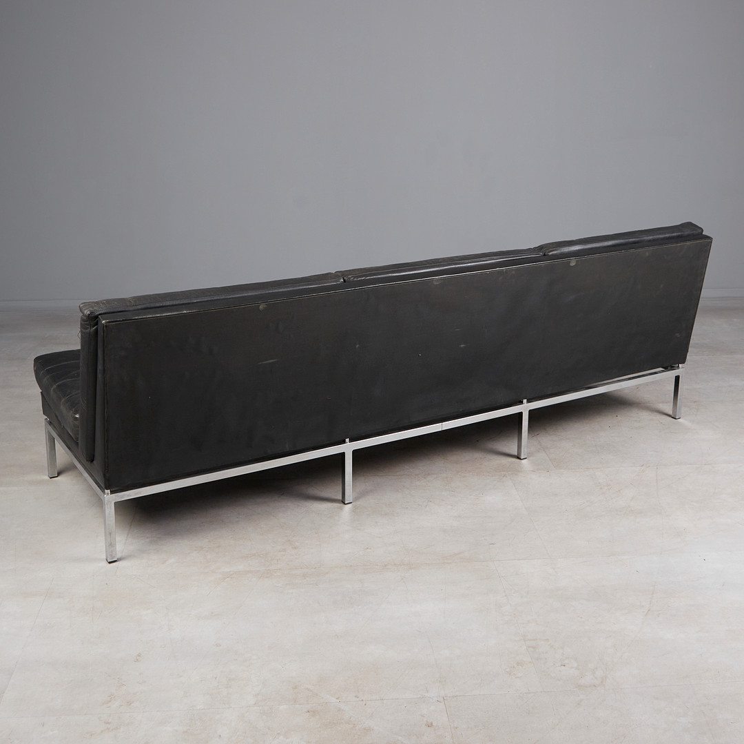 FLORENCE KNOLL. Im Stil von. Dreisitzer-Sofa / Couch, Stahl, verchromt, Leder, 1960er Jahre.