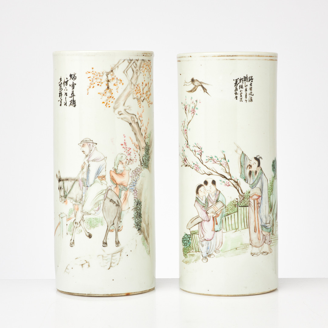 PENSELVASER, 1 par, bemålad med figurer och kalligrafi, porslin, Kina, 1800/1900-tal.