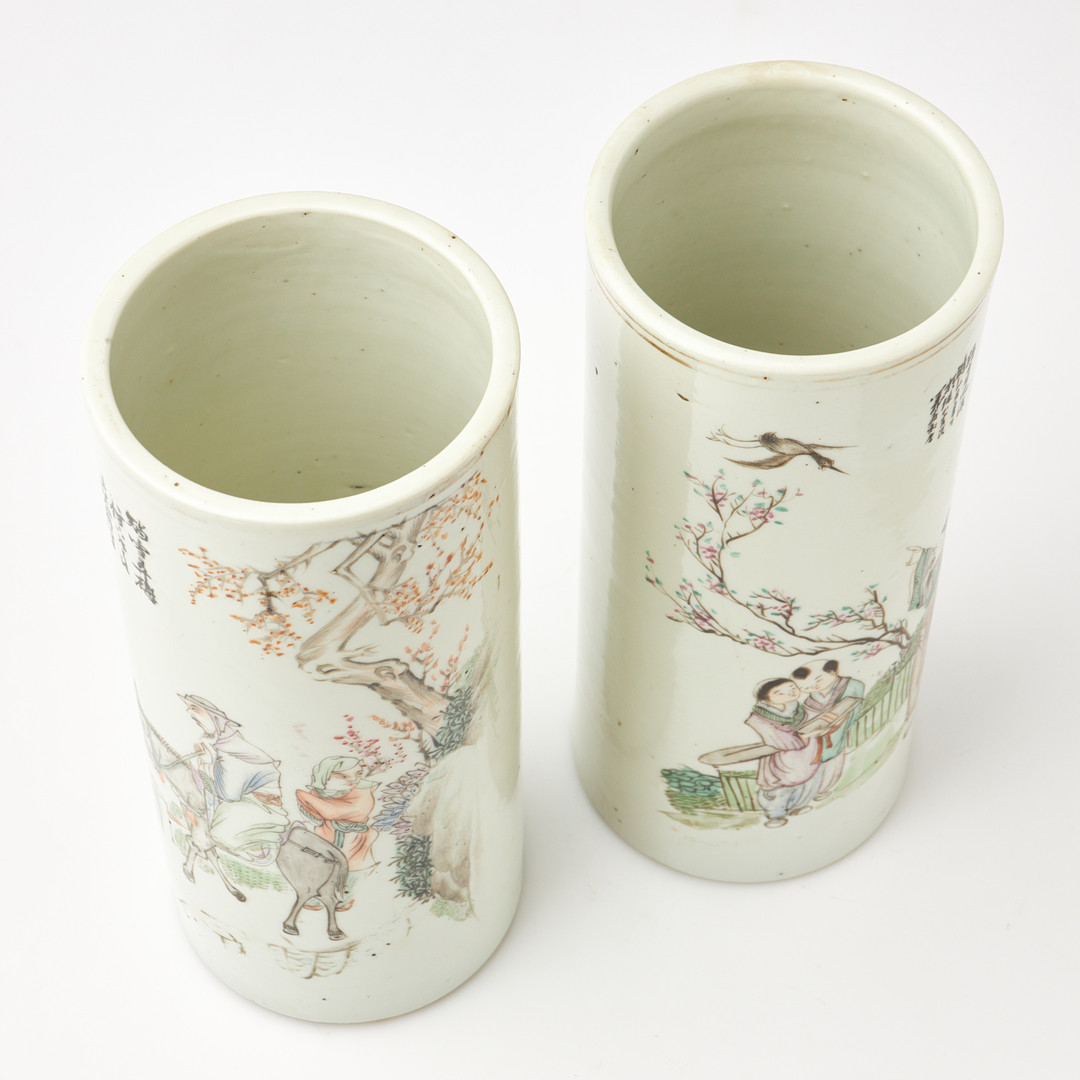 PENSELVASER, 1 par, bemålad med figurer och kalligrafi, porslin, Kina, 1800/1900-tal.