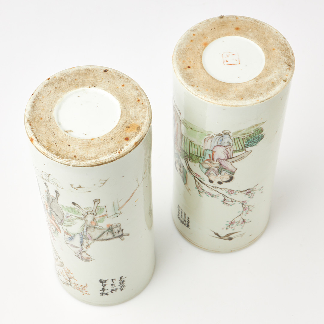 PENSELVASER, 1 par, bemålad med figurer och kalligrafi, porslin, Kina, 1800/1900-tal.