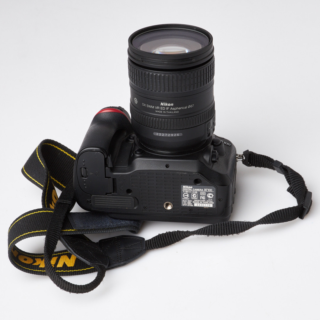 NIKON, Kamerahus D7100, objektiv Nikkor AF-S 16-85 mm.