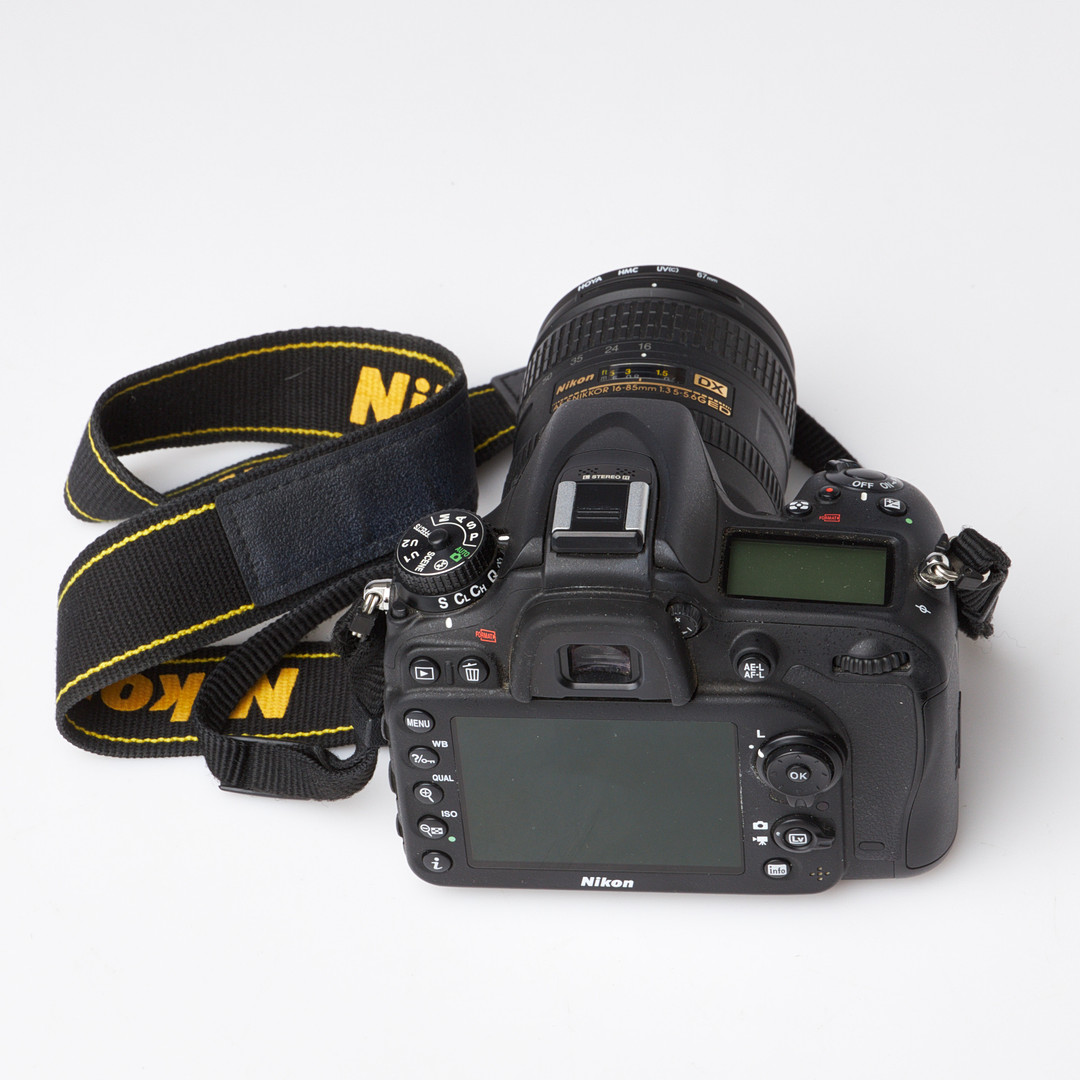 NIKON, Kamerahus D7100, objektiv Nikkor AF-S 16-85 mm.