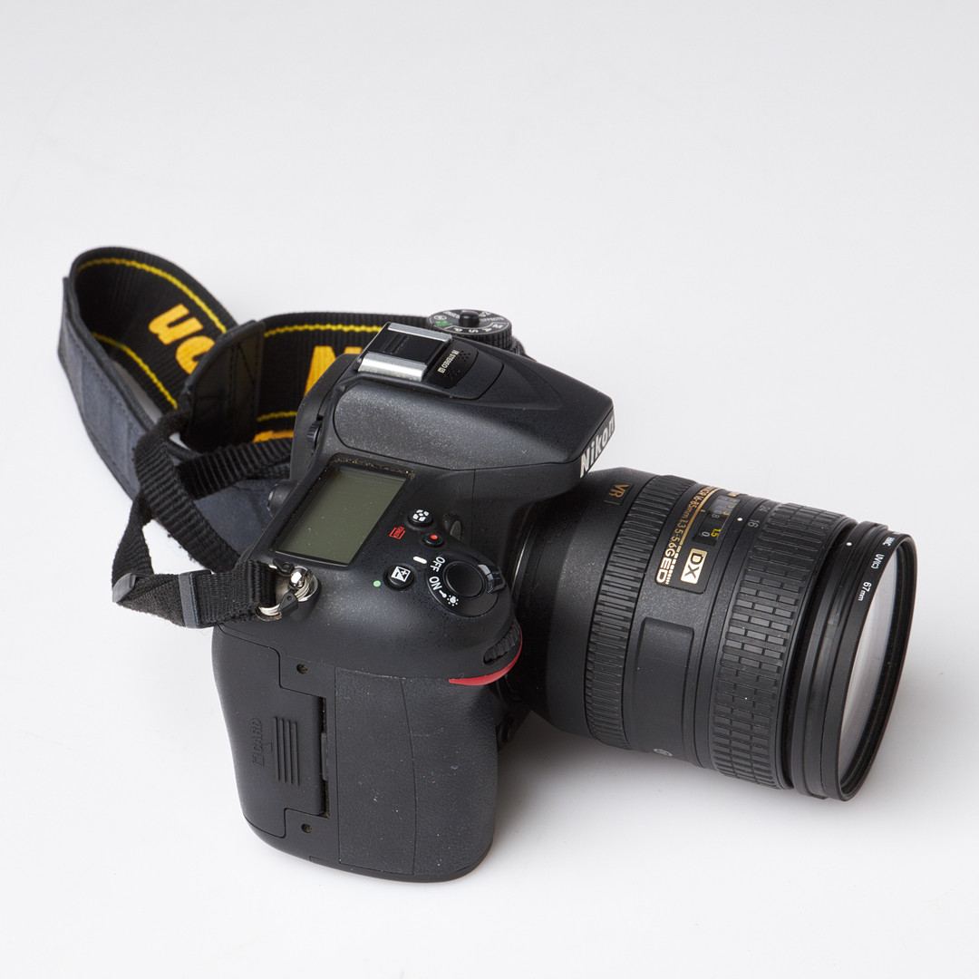 NIKON, Kamerahus D7100, objektiv Nikkor AF-S 16-85 mm.
