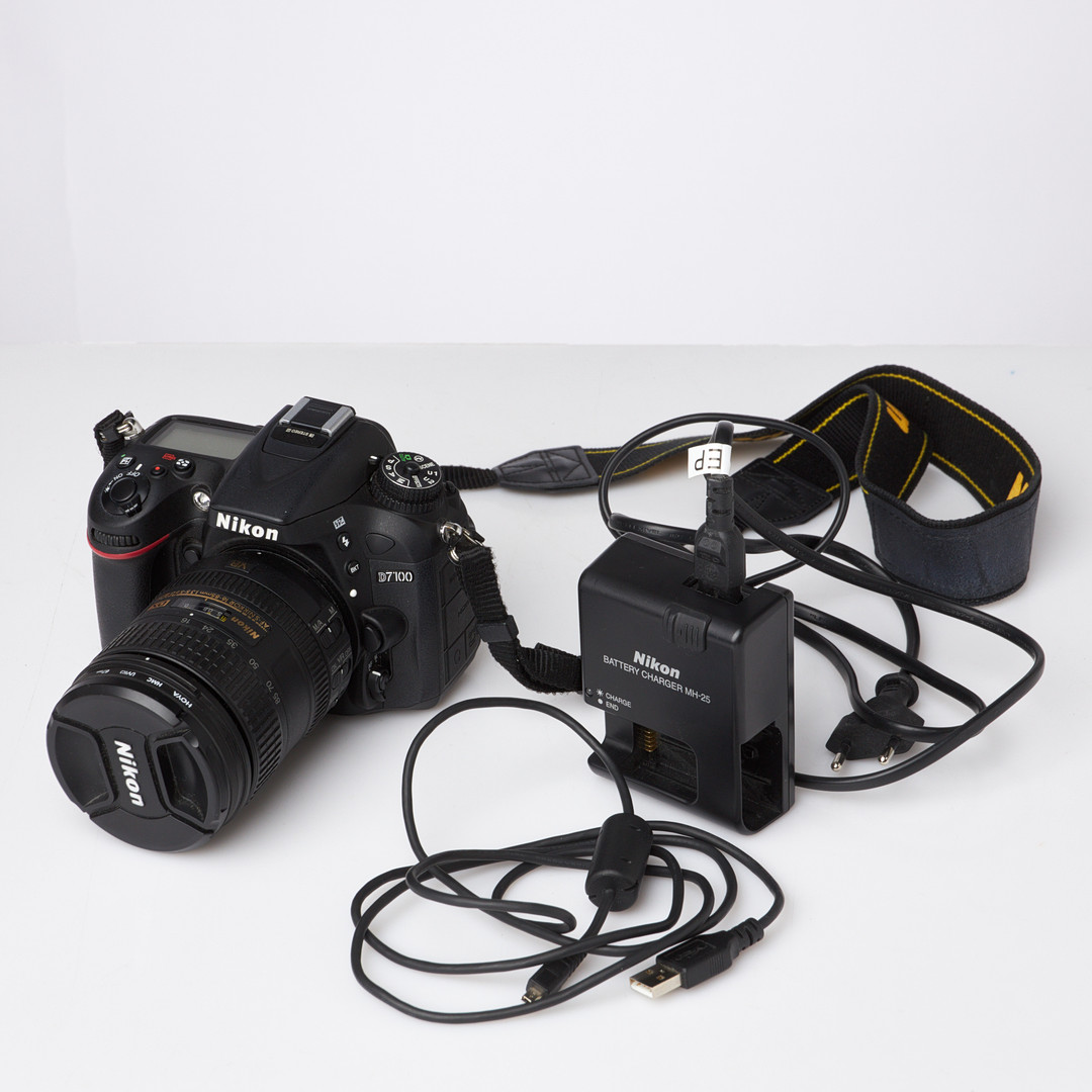 NIKON, Kamerahus D7100, objektiv Nikkor AF-S 16-85 mm.