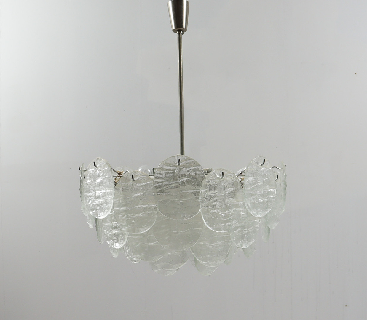 KALMAR FRANKEN KG. XXL Eisglas Kronleuchter/Deckenlampe von Kalmar/Franken, Modell: 3424, 1960er Jahre.
