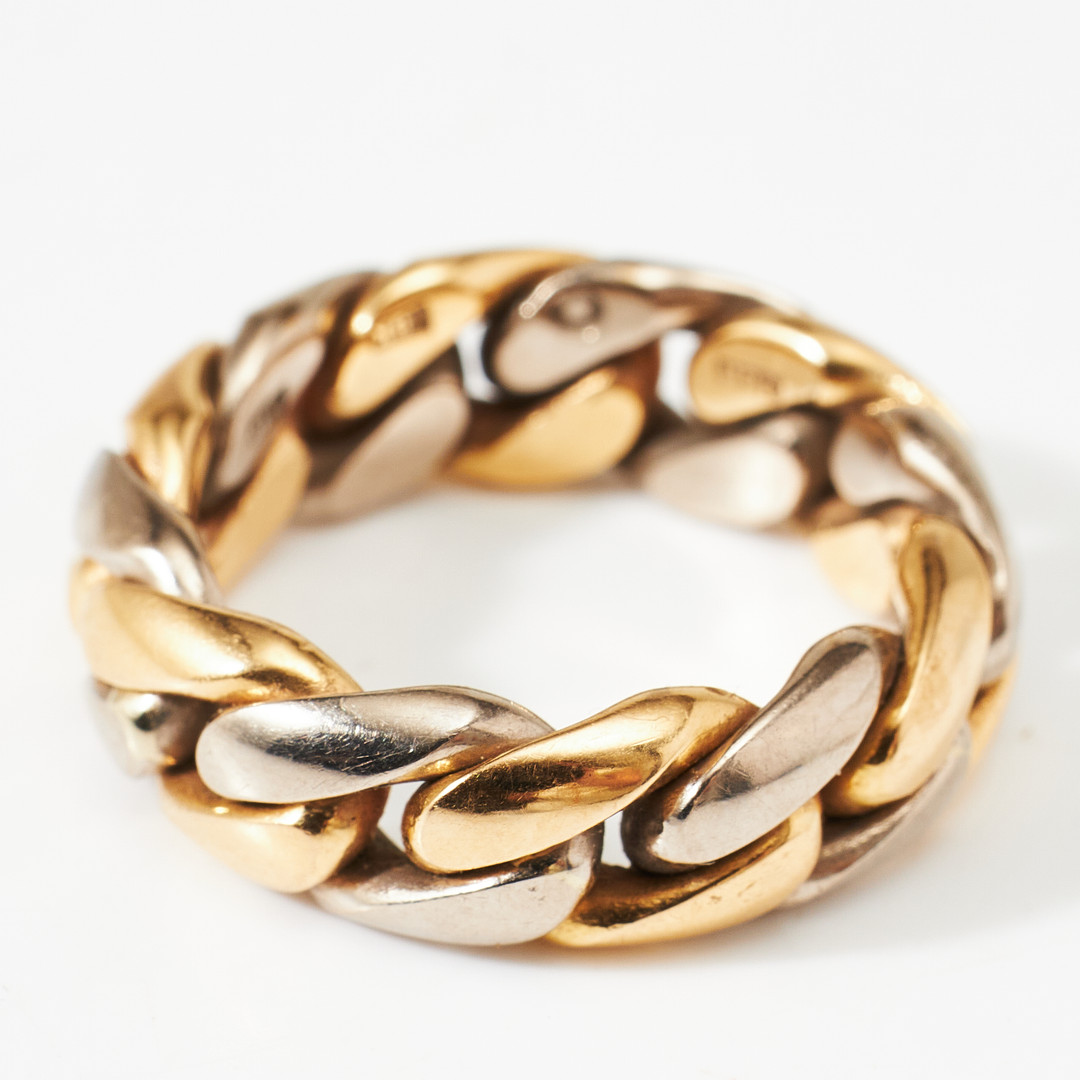 RING, 18 k röd/vitguld, manglad pansarlänk, Hellströmers Guldsmide, Stockholm 1996.