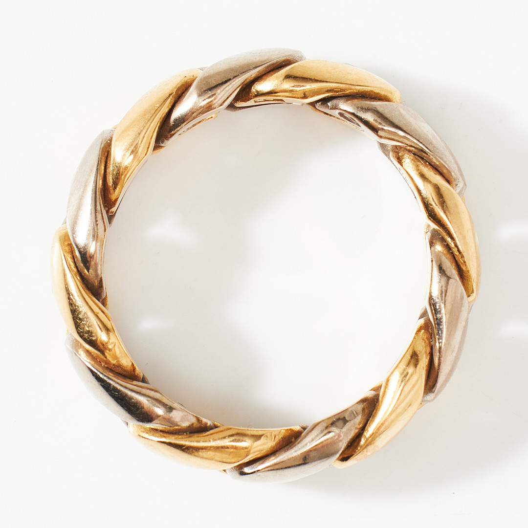 RING, 18 k röd/vitguld, manglad pansarlänk, Hellströmers Guldsmide, Stockholm 1996.