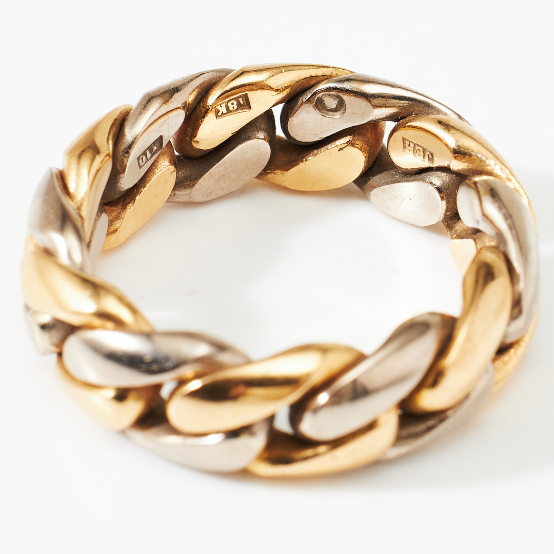 RING, 18 k röd/vitguld, manglad pansarlänk, Hellströmers Guldsmide, Stockholm 1996.