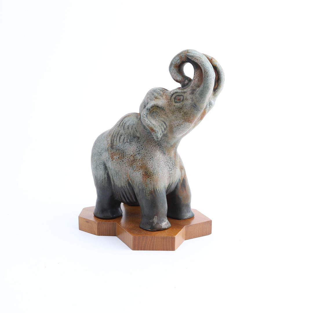 GUNNAR NYLUND. Figurin, mammut, Rörstrand, glaserat stengods med sockel i mahogny.