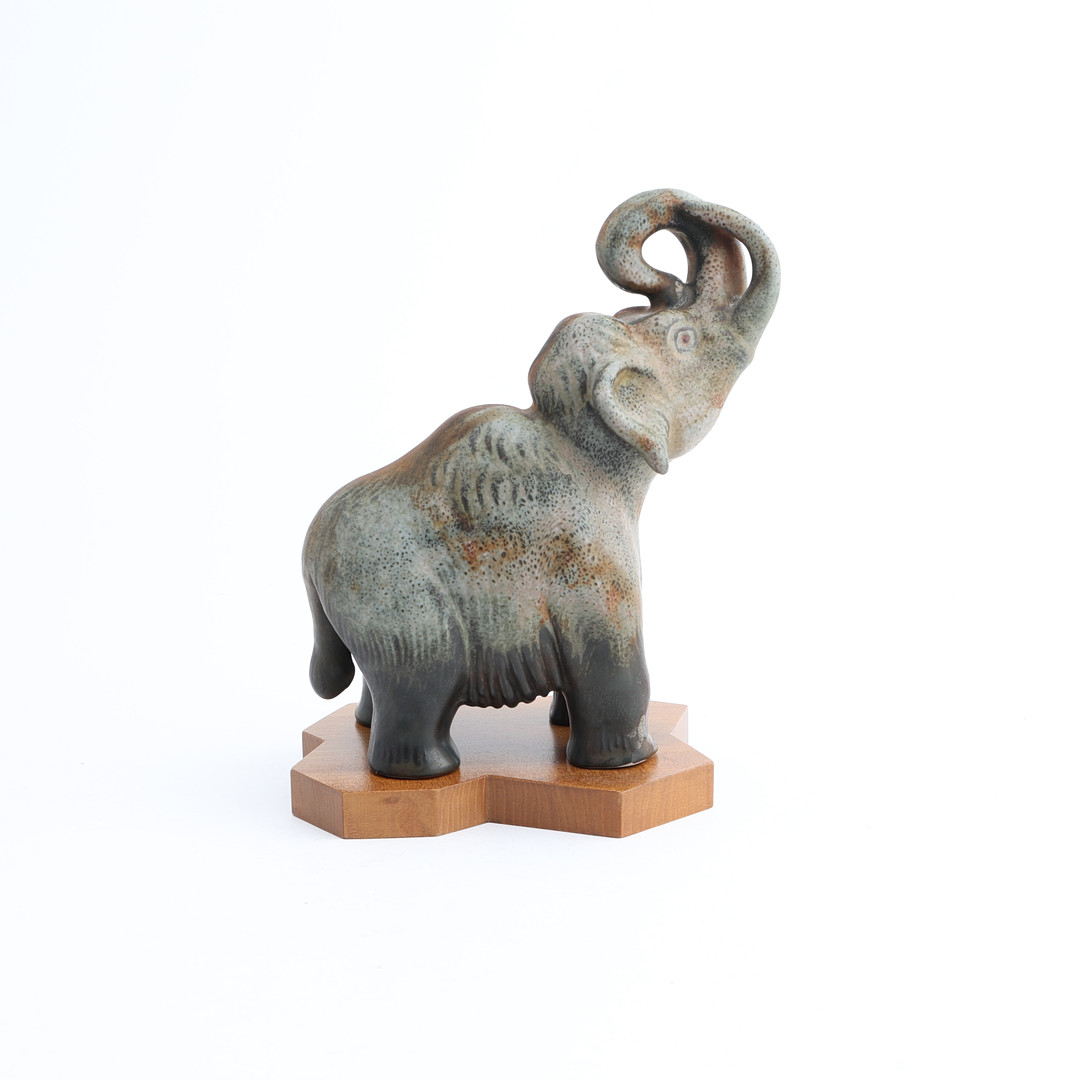 GUNNAR NYLUND. Figurin, mammut, Rörstrand, glaserat stengods med sockel i mahogny.