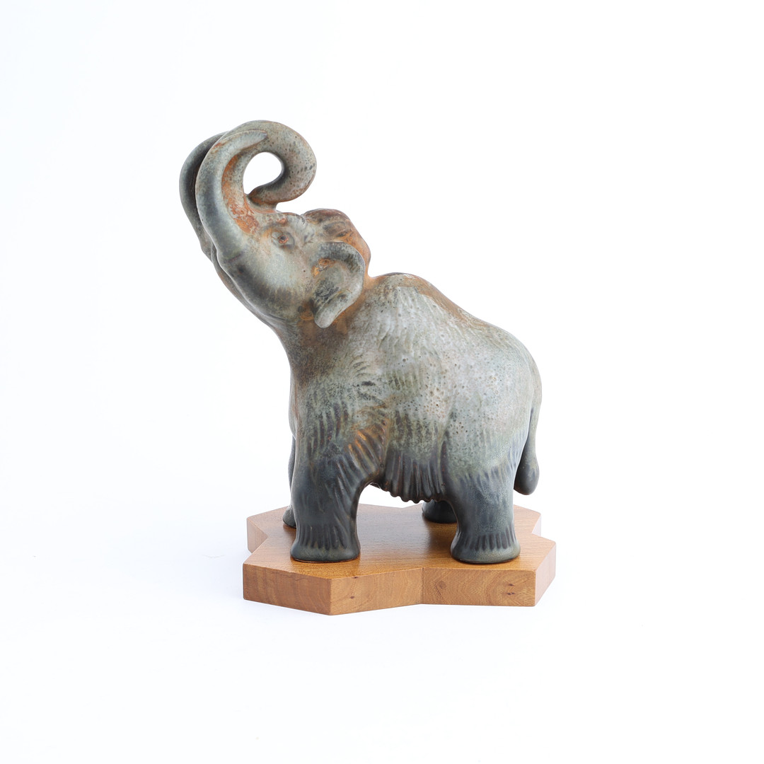 GUNNAR NYLUND. Figurin, mammut, Rörstrand, glaserat stengods med sockel i mahogny.
