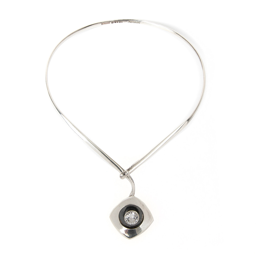 COLLIER. Silver med fasettslipad syntetisk vit spinell, Karl Erik Palmberg, Alton, 1971.