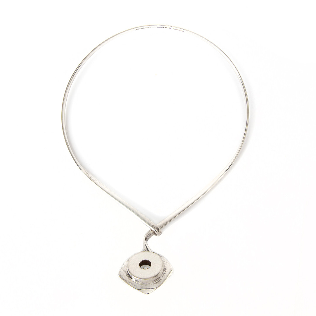 COLLIER. Silver med fasettslipad syntetisk vit spinell, Karl Erik Palmberg, Alton, 1971.