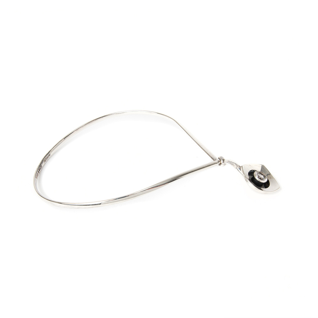 COLLIER. Silver med fasettslipad syntetisk vit spinell, Karl Erik Palmberg, Alton, 1971.