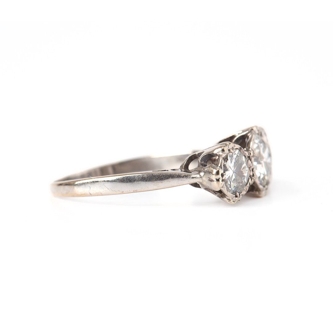 RING, 18K vitguld med tre gammalslipade diamanter.