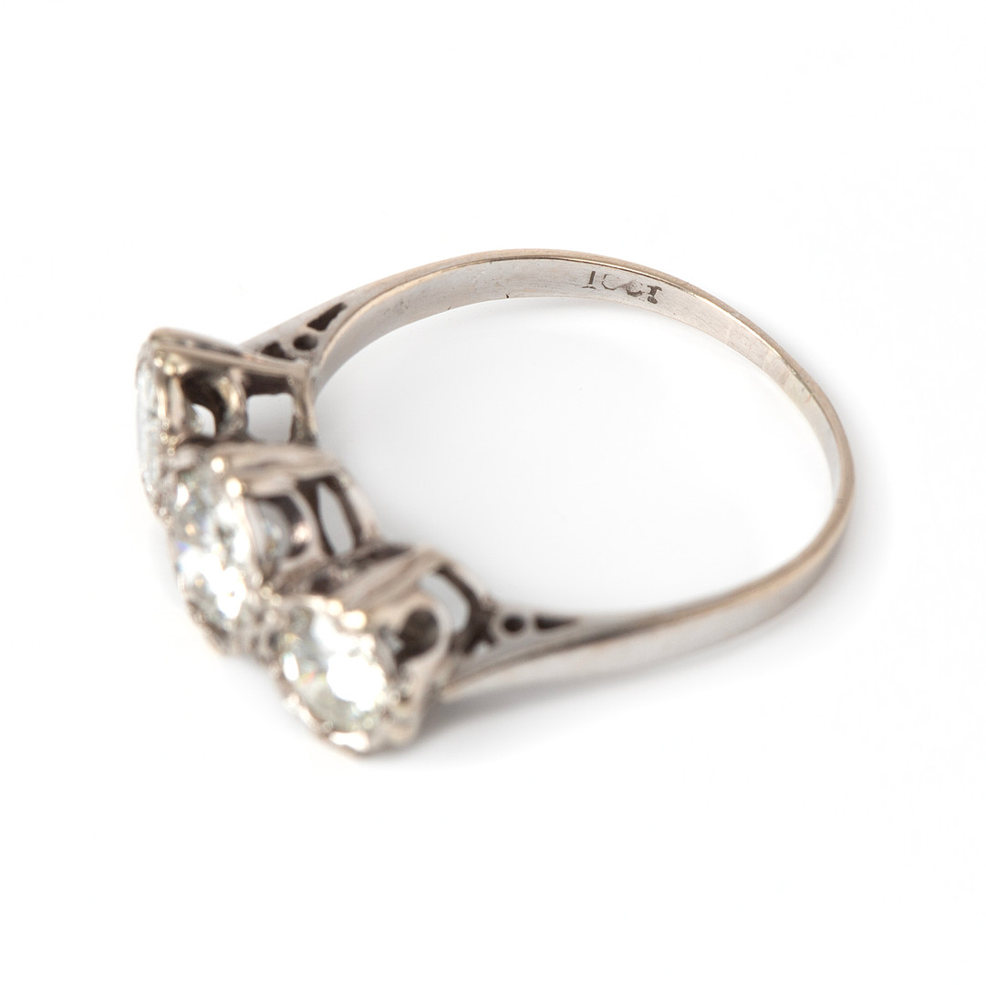 RING, 18K vitguld med tre gammalslipade diamanter.