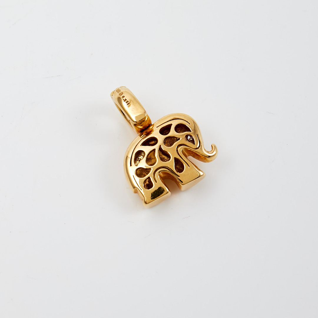 HÄNGE, 18 k guld, i form av elefant med mindre diamant som öga.