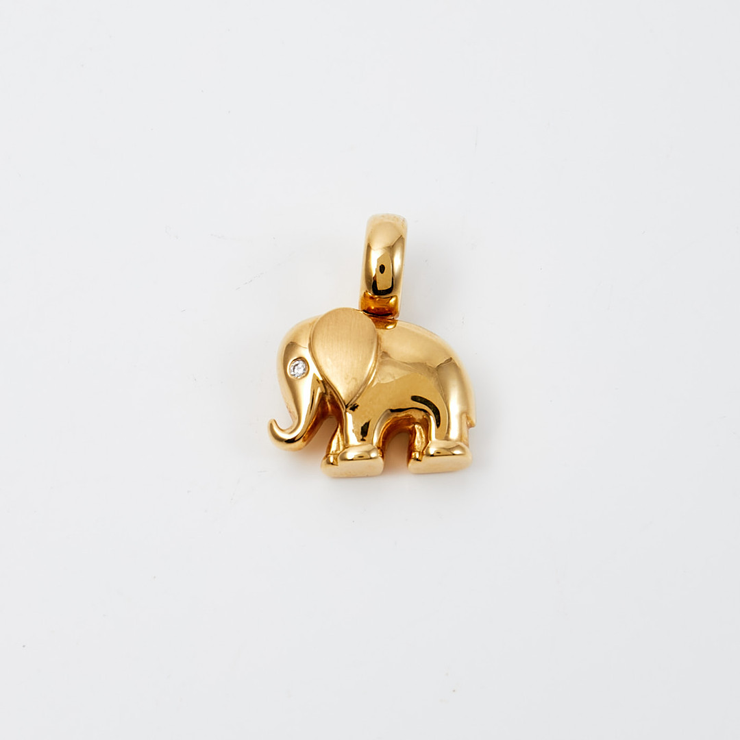 HÄNGE, 18 k guld, i form av elefant med mindre diamant som öga.