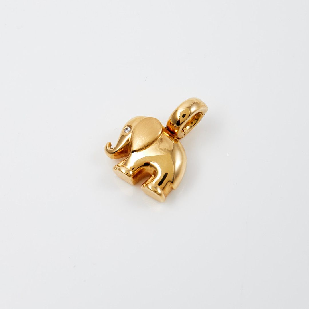HÄNGE, 18 k guld, i form av elefant med mindre diamant som öga.