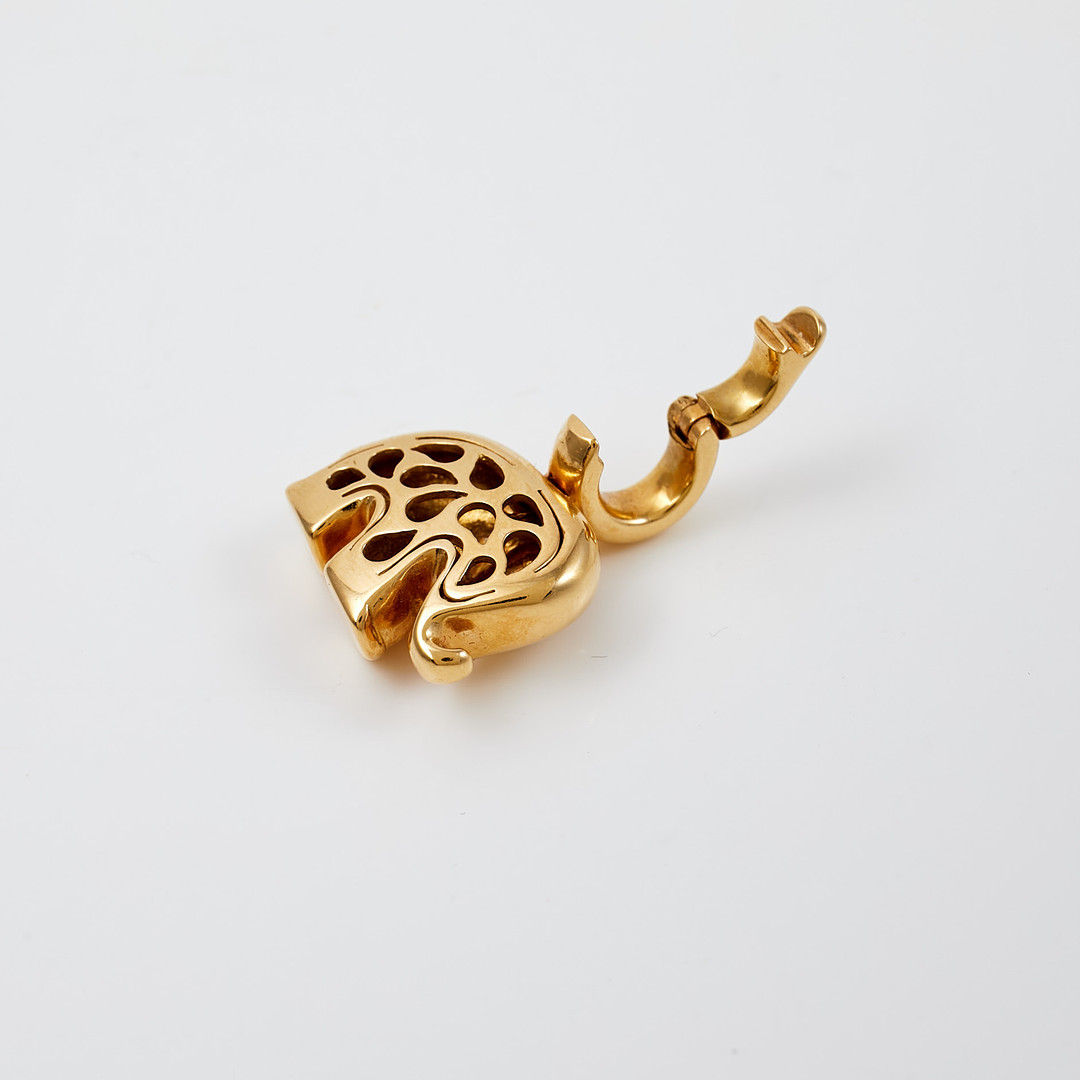 HÄNGE, 18 k guld, i form av elefant med mindre diamant som öga.