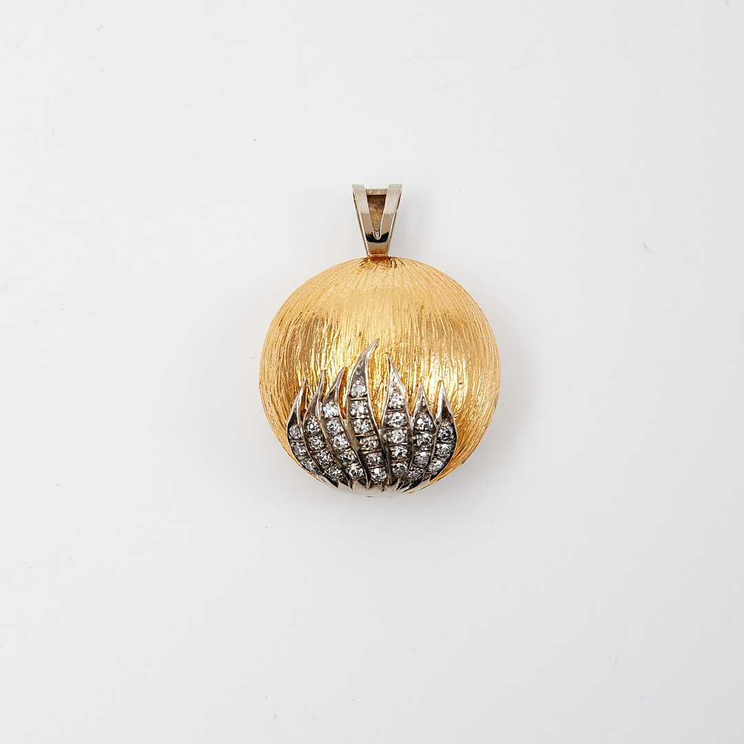 HÄNGE, 18 kvit- och rödguld, diamanter totalt ca 0.43 ct, enligt gravyr, dekor i form av eldflammor , Nilsson O W Guldsmedsaffär, Kristiandstad, 1976.