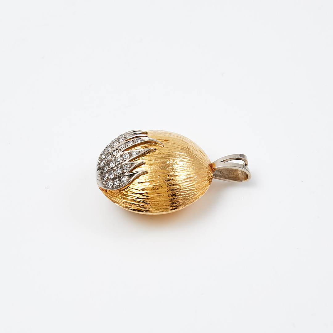 HÄNGE, 18 kvit- och rödguld, diamanter totalt ca 0.43 ct, enligt gravyr, dekor i form av eldflammor , Nilsson O W Guldsmedsaffär, Kristiandstad, 1976.
