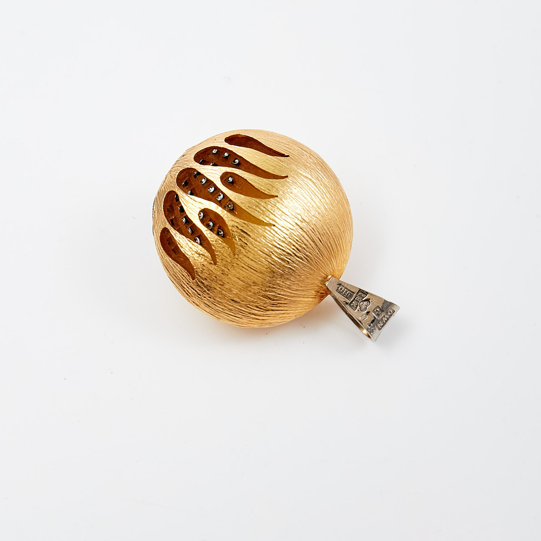 HÄNGE, 18 kvit- och rödguld, diamanter totalt ca 0.43 ct, enligt gravyr, dekor i form av eldflammor , Nilsson O W Guldsmedsaffär, Kristiandstad, 1976.