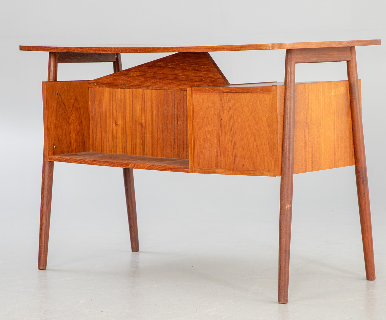GUNNAR NIELSEN TIBERGAARD. Teak Schreibtisch, 1960er Jahre.