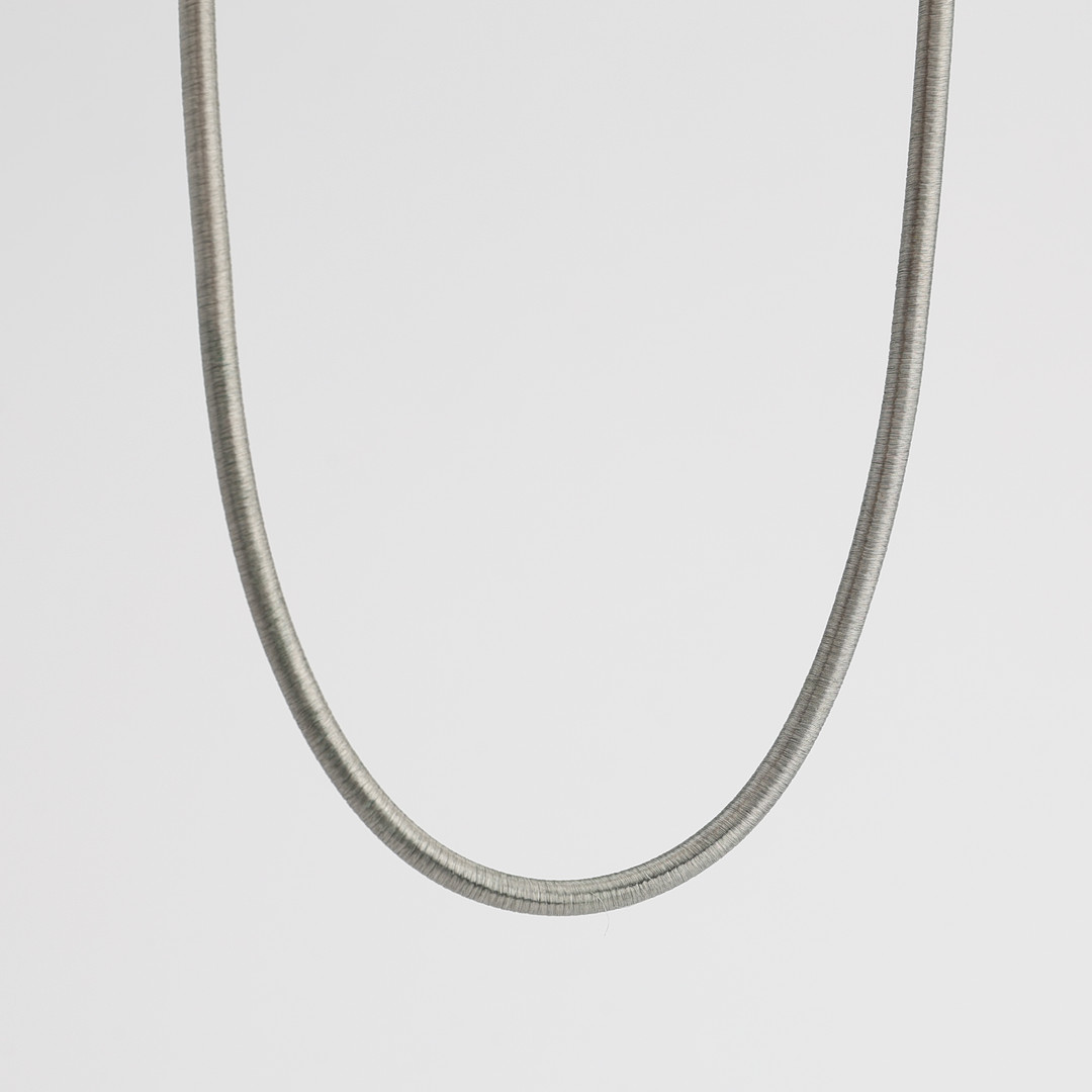 OLE LYNGGAARD. Collier, sterlingsilver, tvinnad silvertråd, med dobbar passande Ole Lynggaard lås.