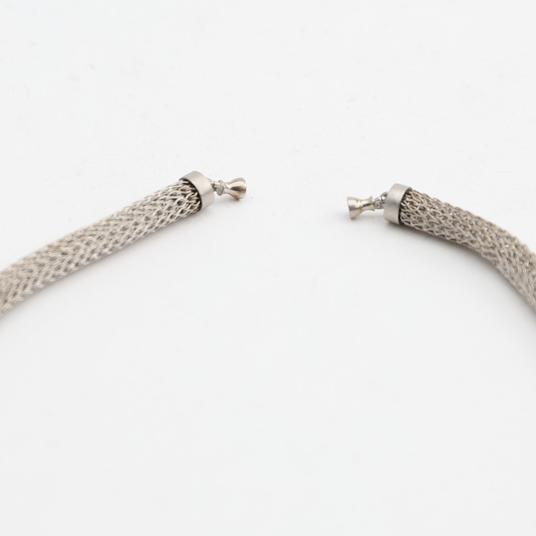 OLE LYNGGAARD. Halsband, stickat sterlingsilver, med dobbar passande Ole Lynggaard lås.