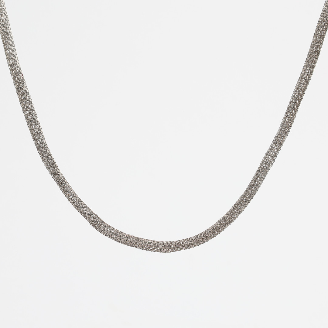 OLE LYNGGAARD. Halsband, stickat sterlingsilver, med dobbar passande Ole Lynggaard lås.