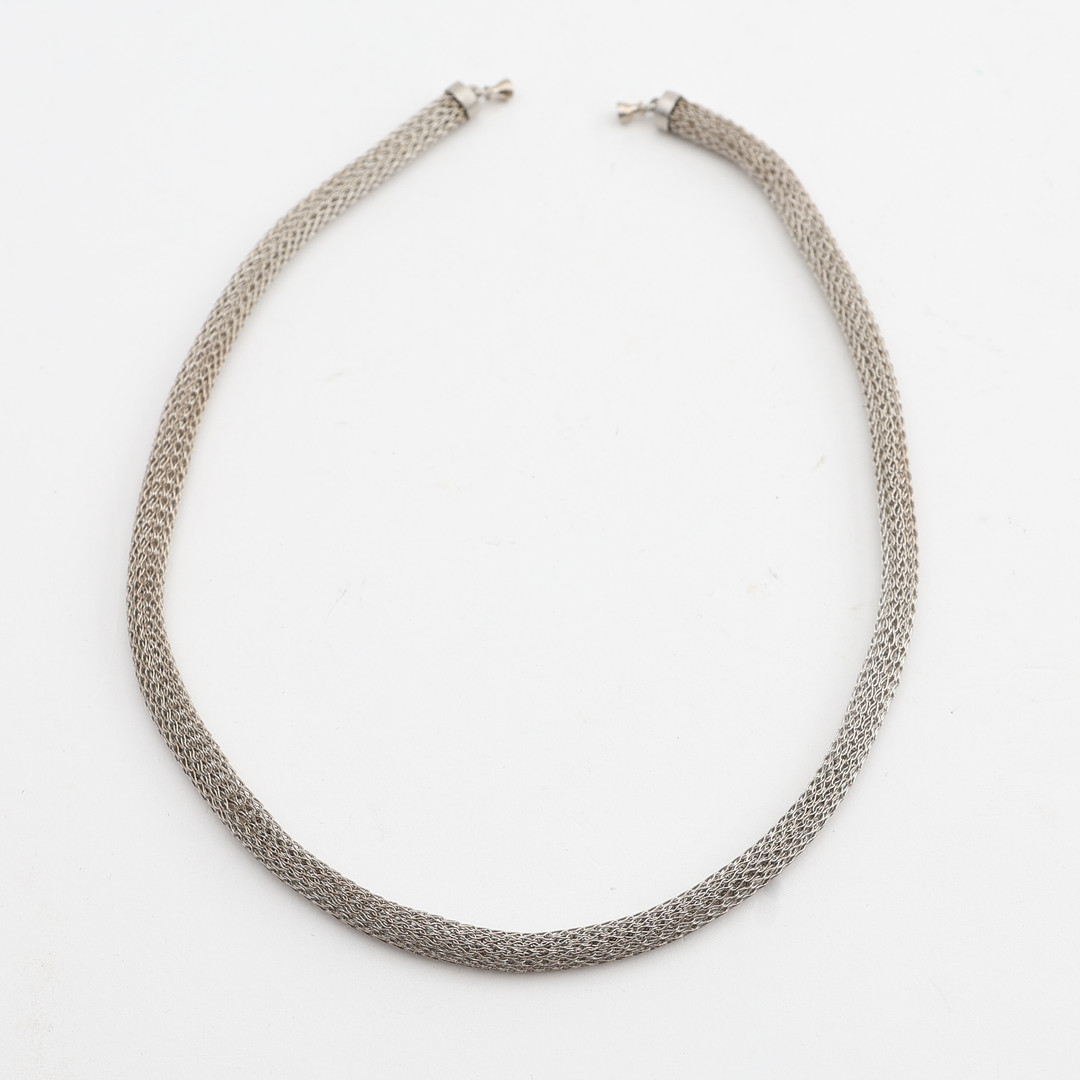 OLE LYNGGAARD. Halsband, stickat sterlingsilver, med dobbar passande Ole Lynggaard lås.