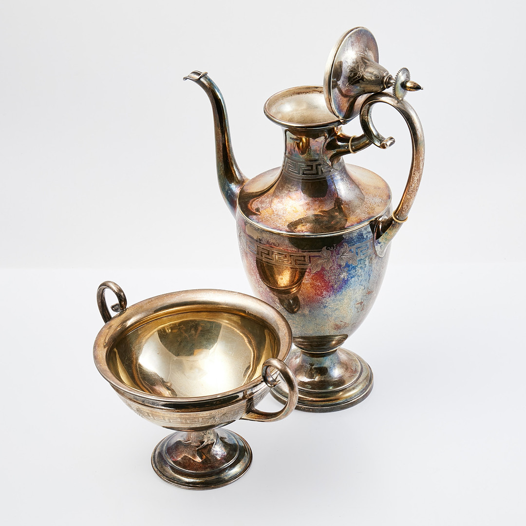 GUSTAF MÖLLENBORG. kaffekanna samt sockerskål, Stockholm, 1876-77, dekor av meanderbård och druvklasar.