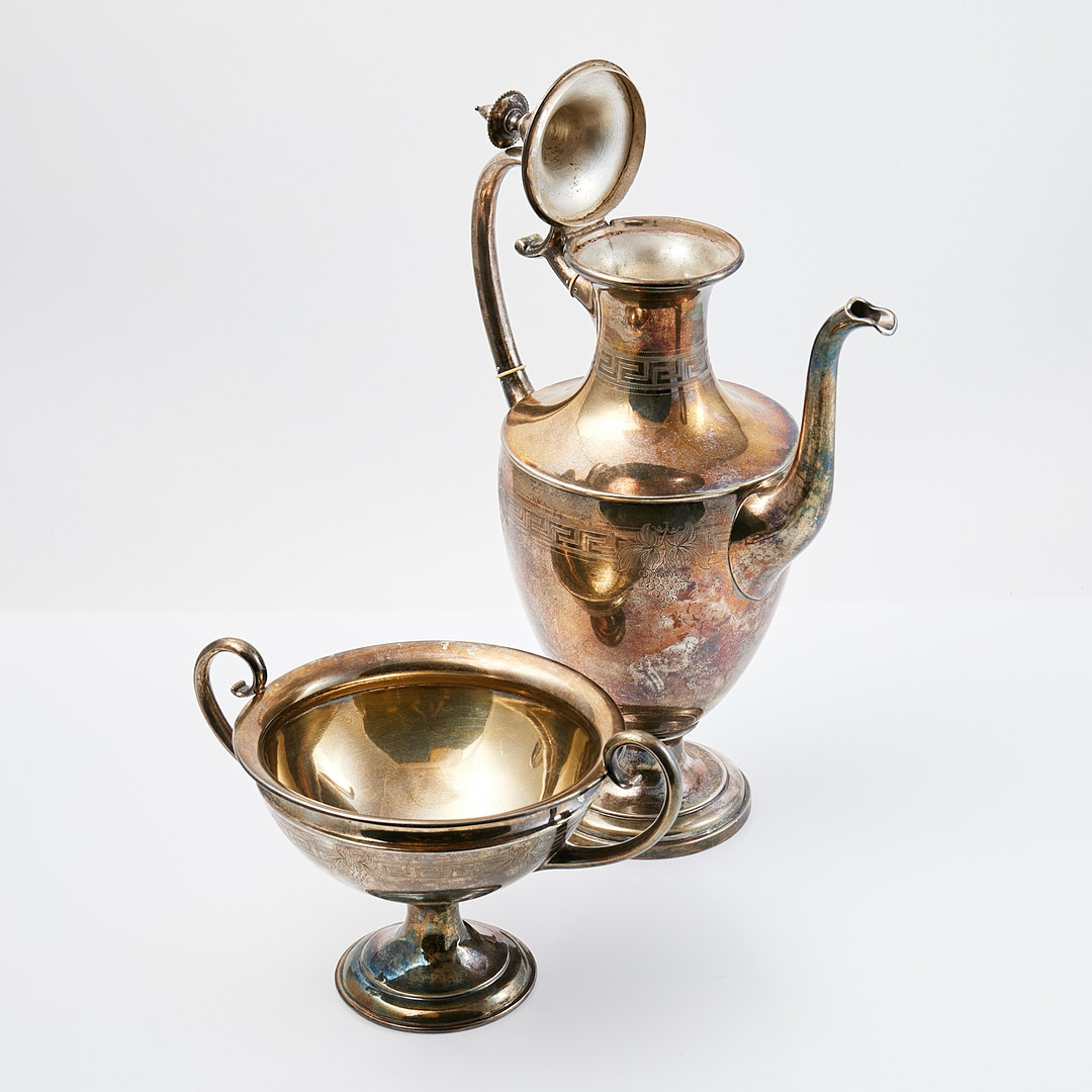 GUSTAF MÖLLENBORG. kaffekanna samt sockerskål, Stockholm, 1876-77, dekor av meanderbård och druvklasar.