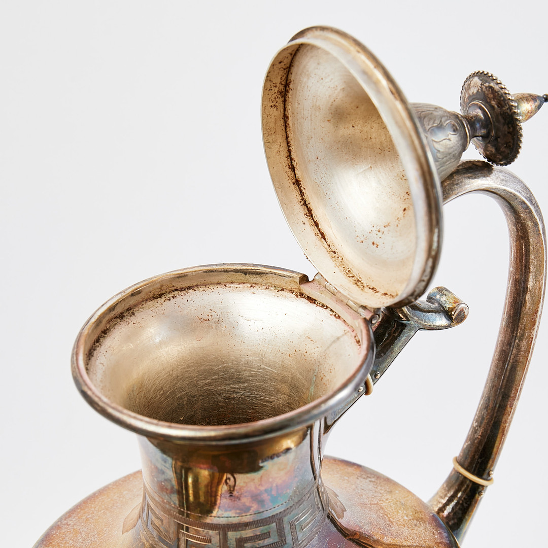 GUSTAF MÖLLENBORG. kaffekanna samt sockerskål, Stockholm, 1876-77, dekor av meanderbård och druvklasar.