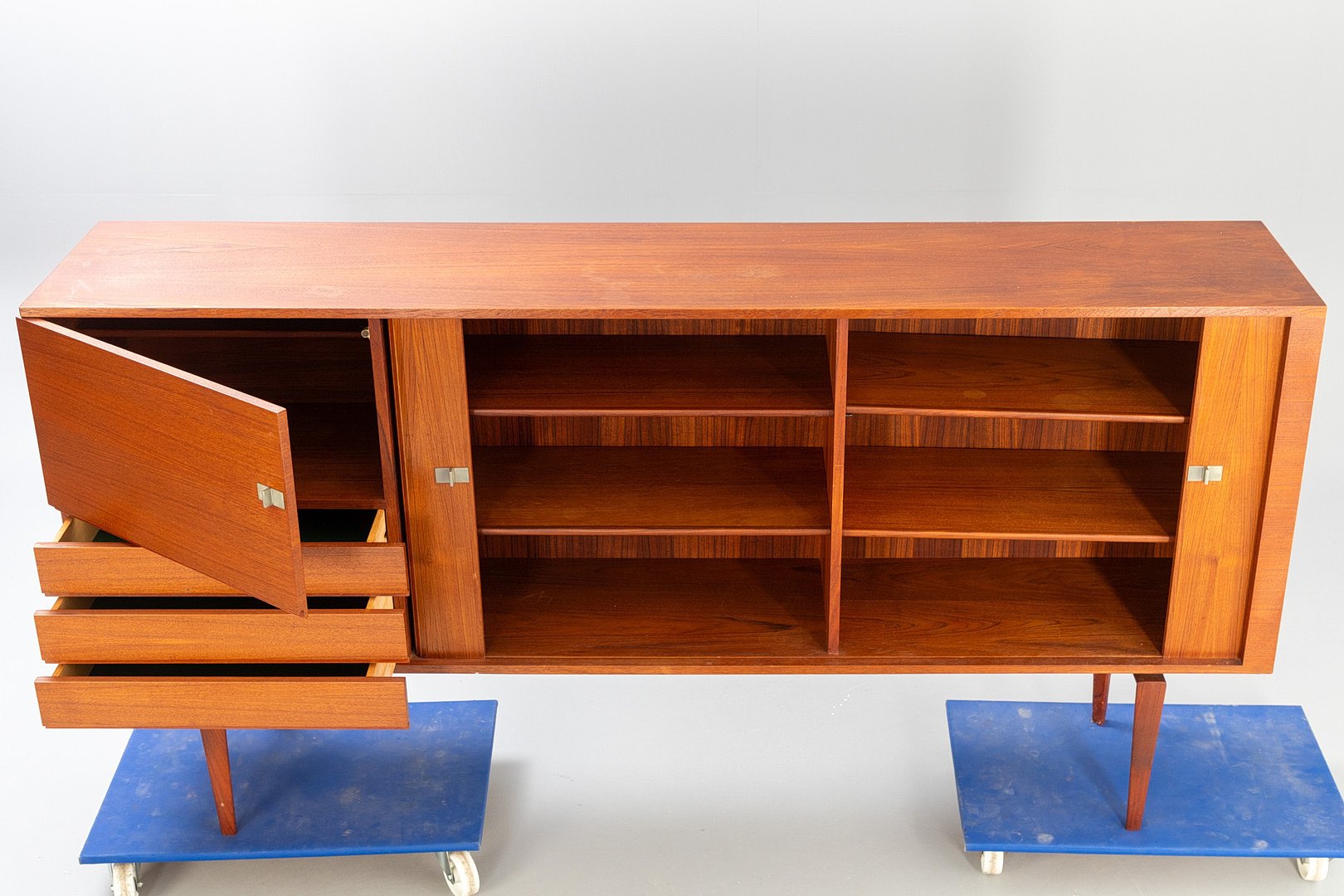 H.W. KLEIN. Bramin. Teak Highboard. Dänemark, 1960er Jahre.