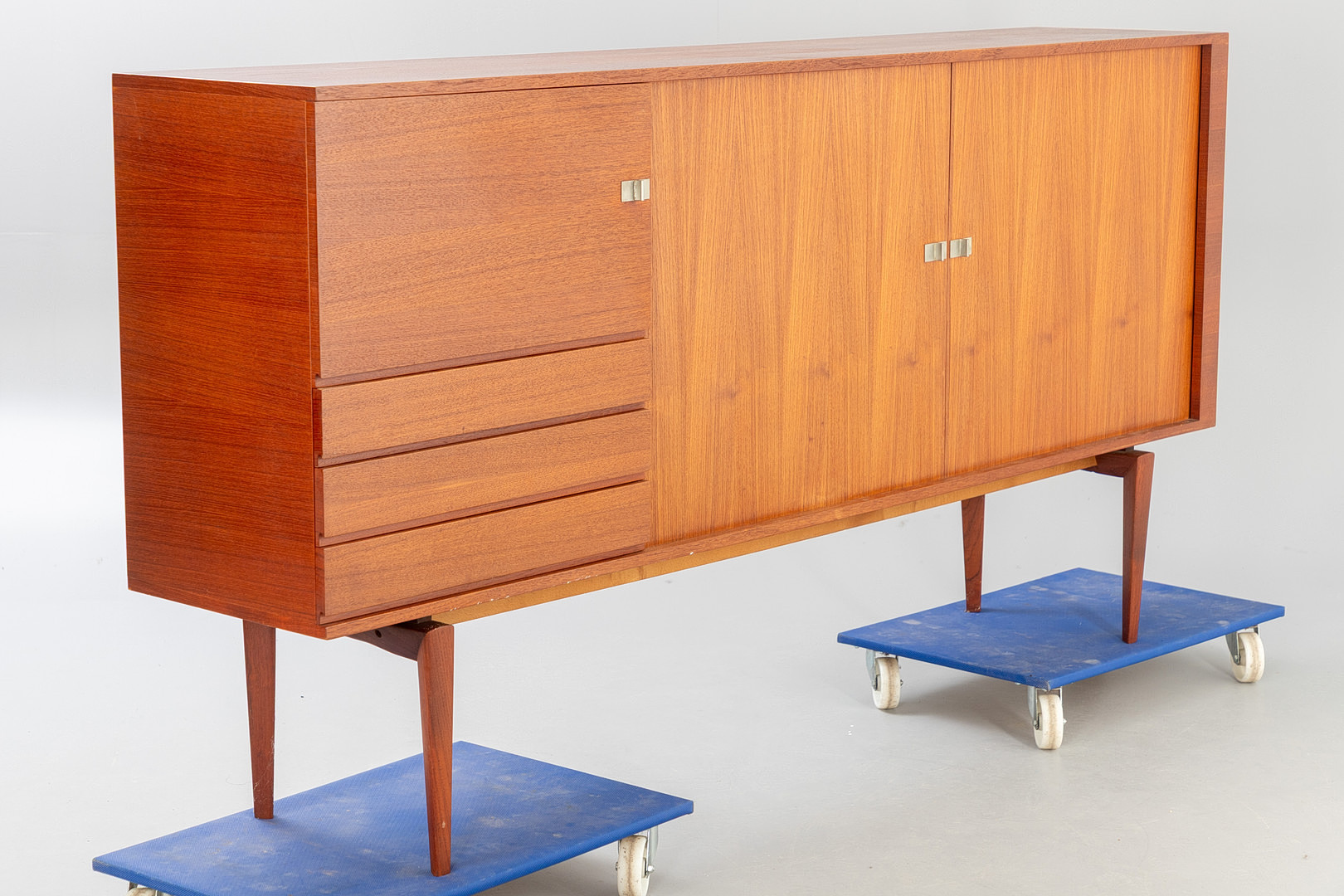 H.W. KLEIN. Bramin. Teak Highboard. Dänemark, 1960er Jahre.