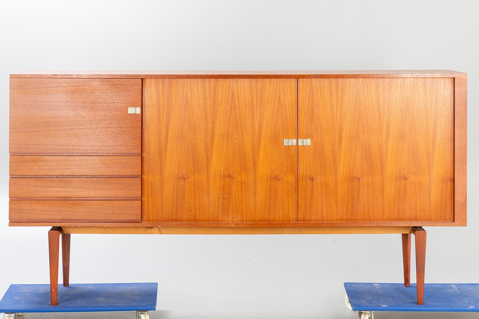 H.W. KLEIN. Bramin. Teak Highboard. Dänemark, 1960er Jahre.